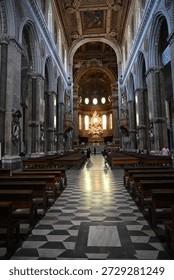 Kathedraal van Napels gevel en interieur
